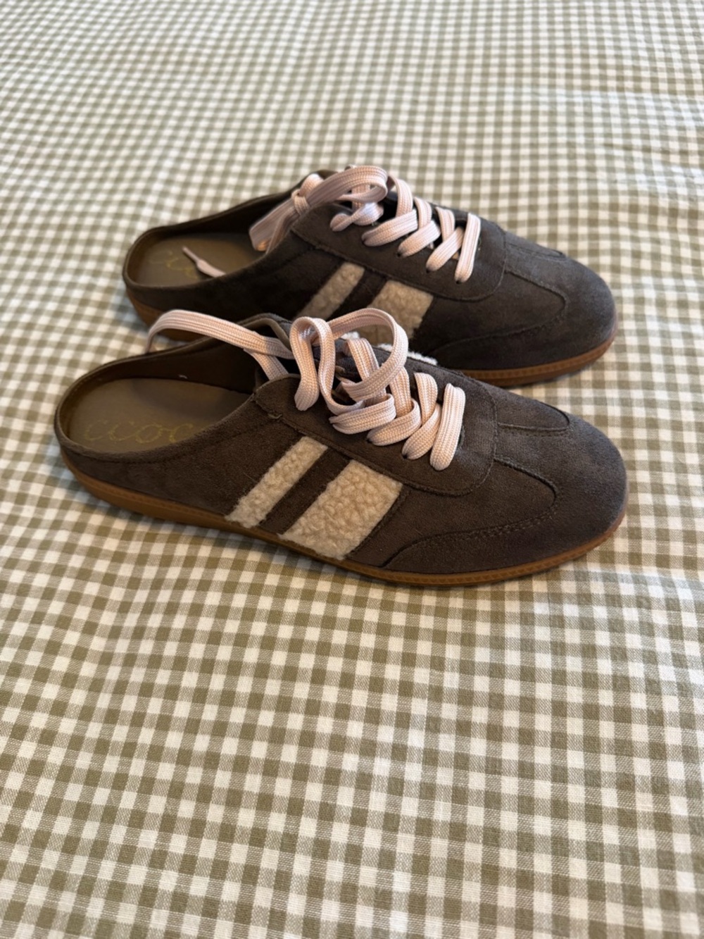 Casual Women's Slip-On Suede Sneakers with Pink Laces